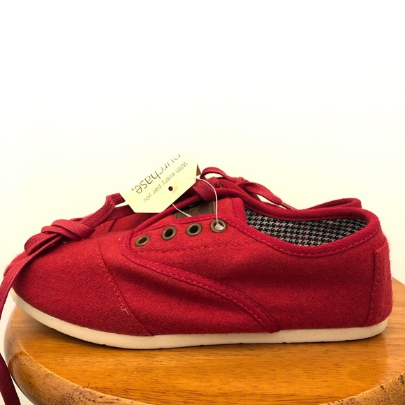 Brand new Toms red wool flannel shoes, US 6 - Picture 5 of 6
